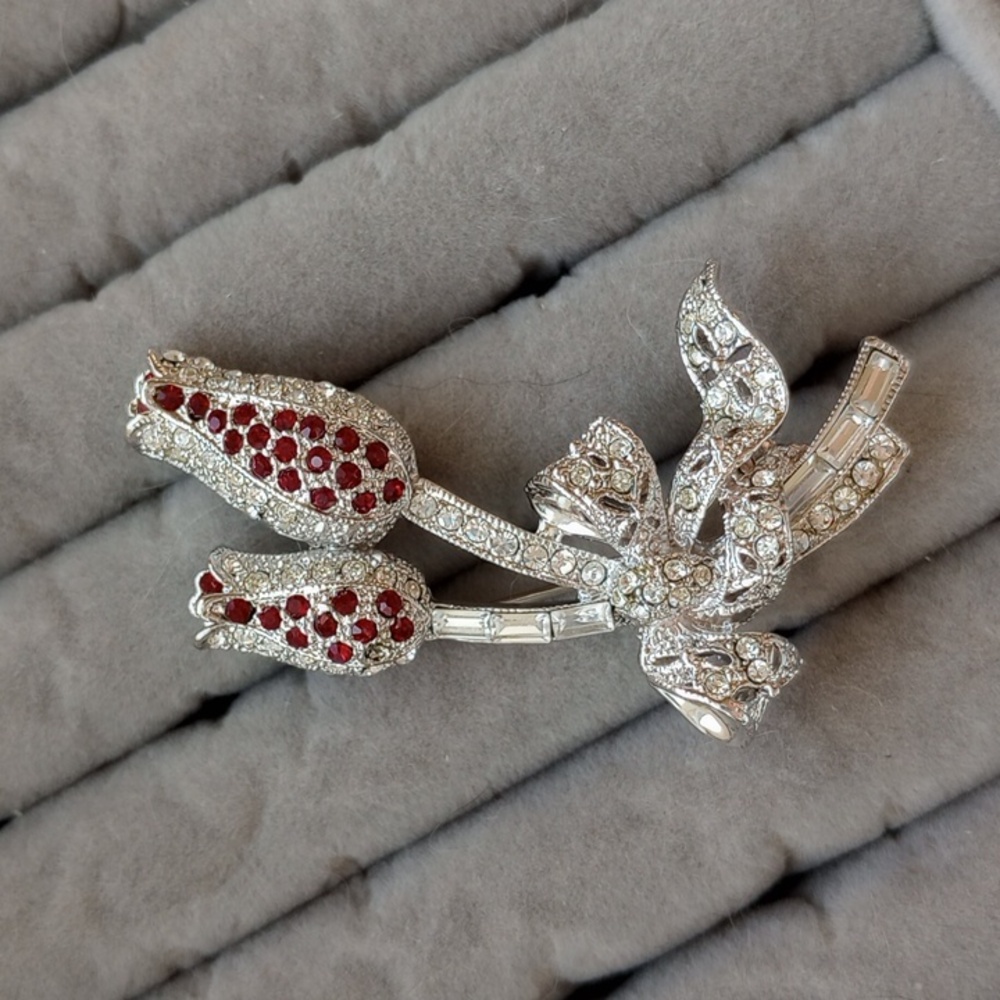 Vintage tulip bouquet ruby rhinestone silvertone brooch